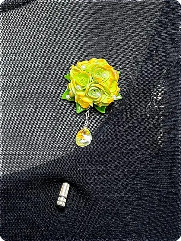 鴻巣市北新宿の美容室Verdureで扱うブローチ「黄色いバラ」