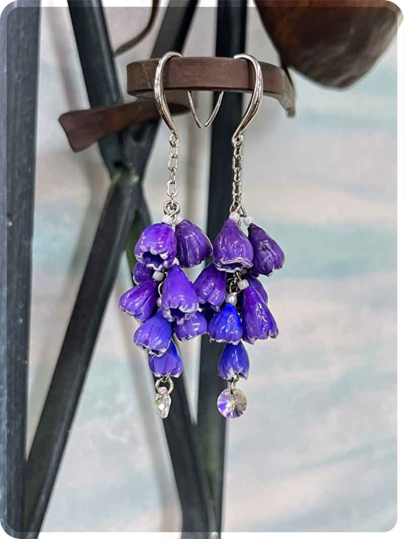鴻巣市北新宿の美容室Verdureで扱うムスカリの花のピアス（青紫グラデーション・長さ7cm）
