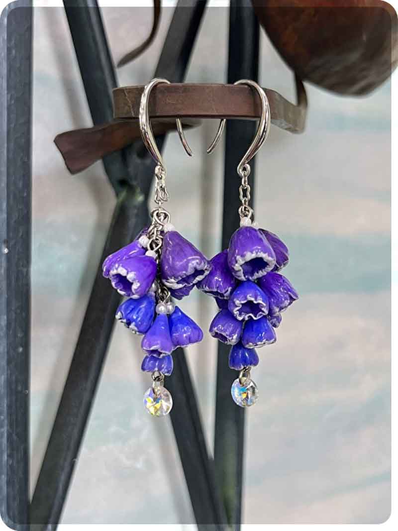 鴻巣のサロンで扱うムスカリの花のイヤリング（青紫グラデーション・長さ6cm）