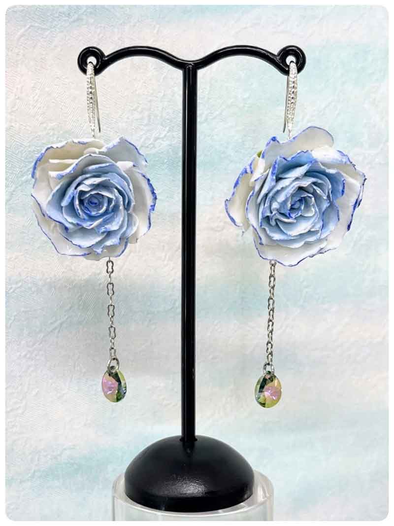 鴻巣のサロンで扱う薄紫のバラのイヤリング（試作品・長さ5.5cm）