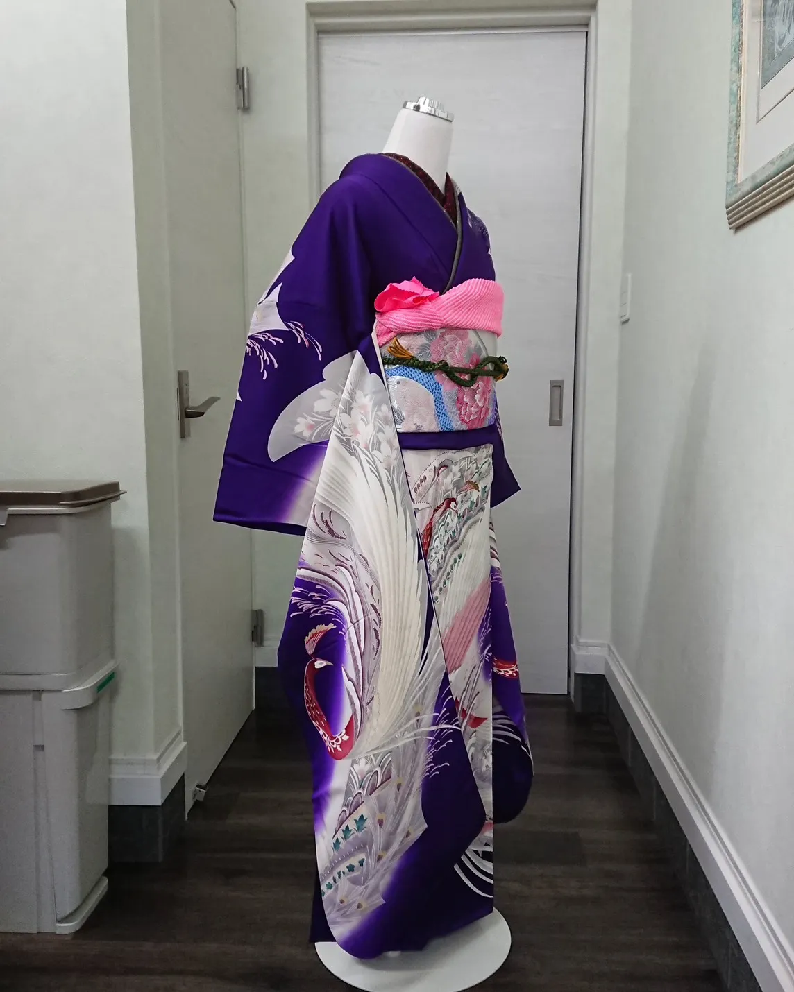 鴻巣の着付け、紫地に鶴模様の振袖